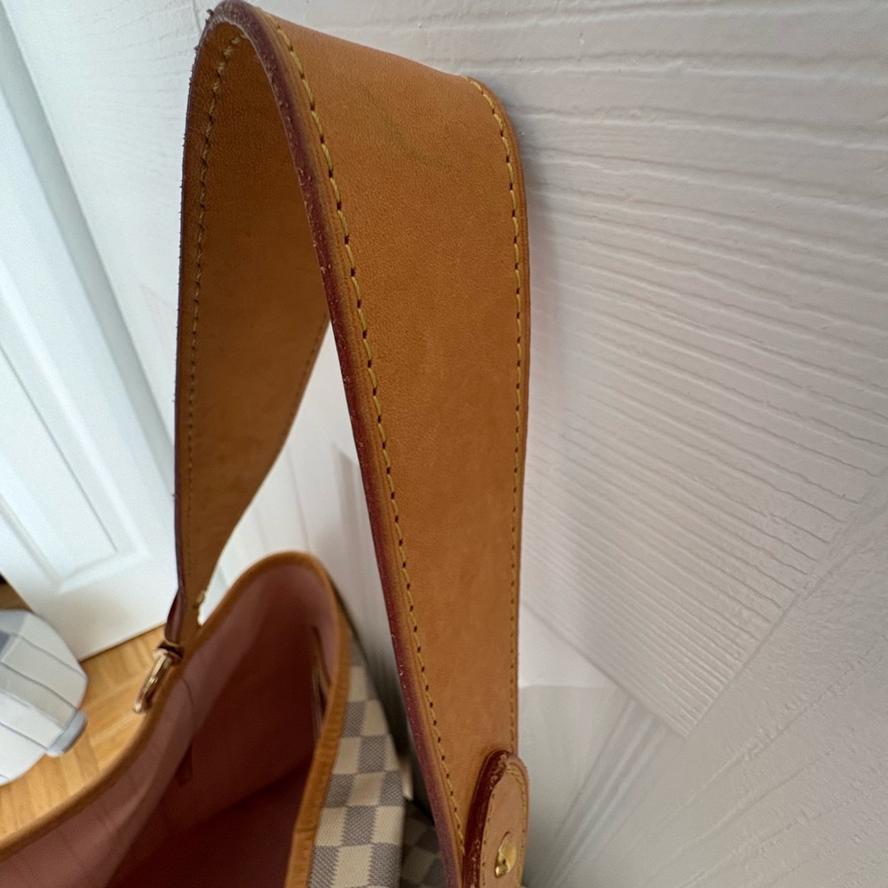 Louis Vuitton Gray and Tan Shoulder Bag with Iconic Design - Picture 6 of 11